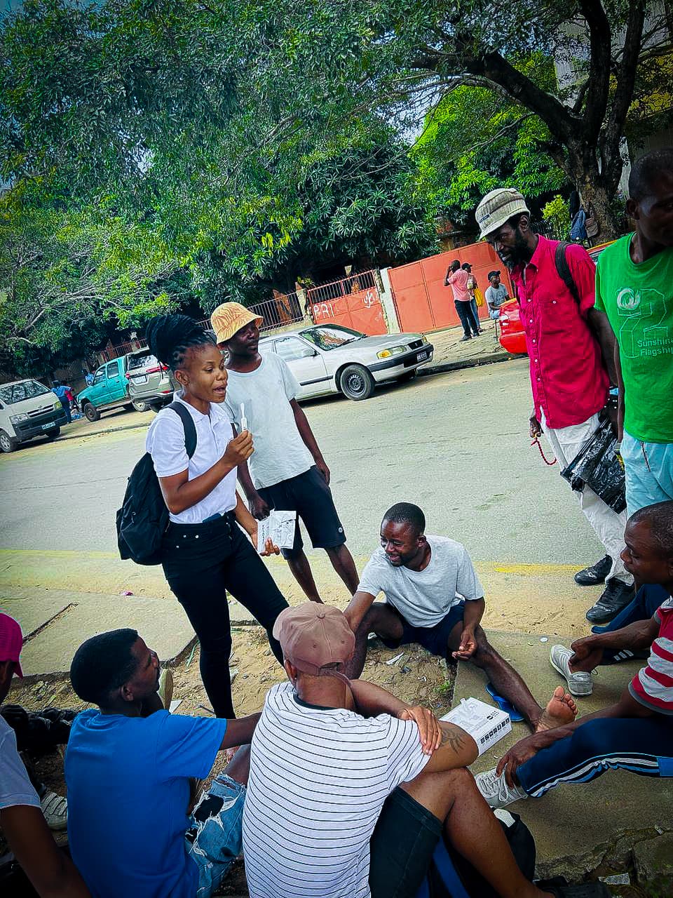 Distribuição de preservativos e ATHIV no distrito de KaMpfumu, na Cidade de Maputo