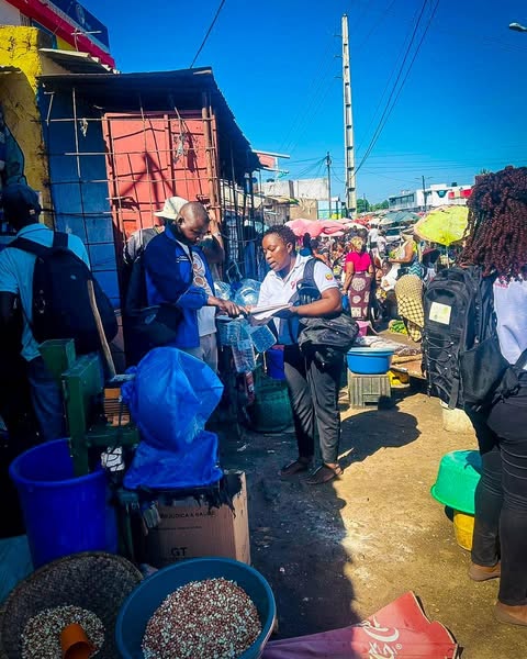 Distribuição de preservativos e do ATHIV, Mercado Xiquelene - distrito de KaMaxakeni