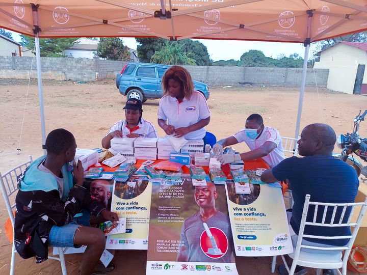 Distribuição do ATHIV na Feira de Saúde em Nampula