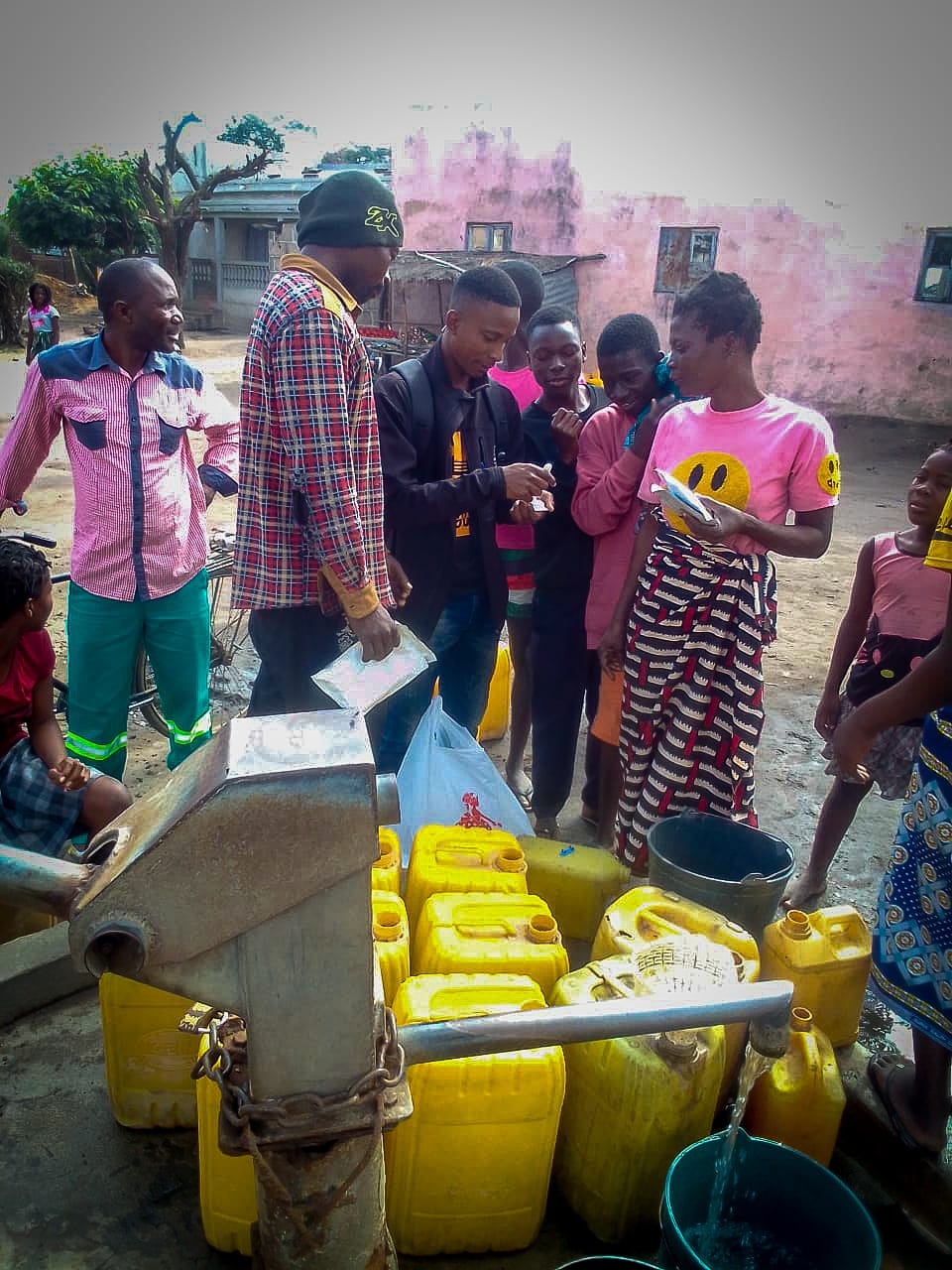 Distribuição de kits de ATHIV e preservativos masculinos no distrito de Nhamatanda , Sofala