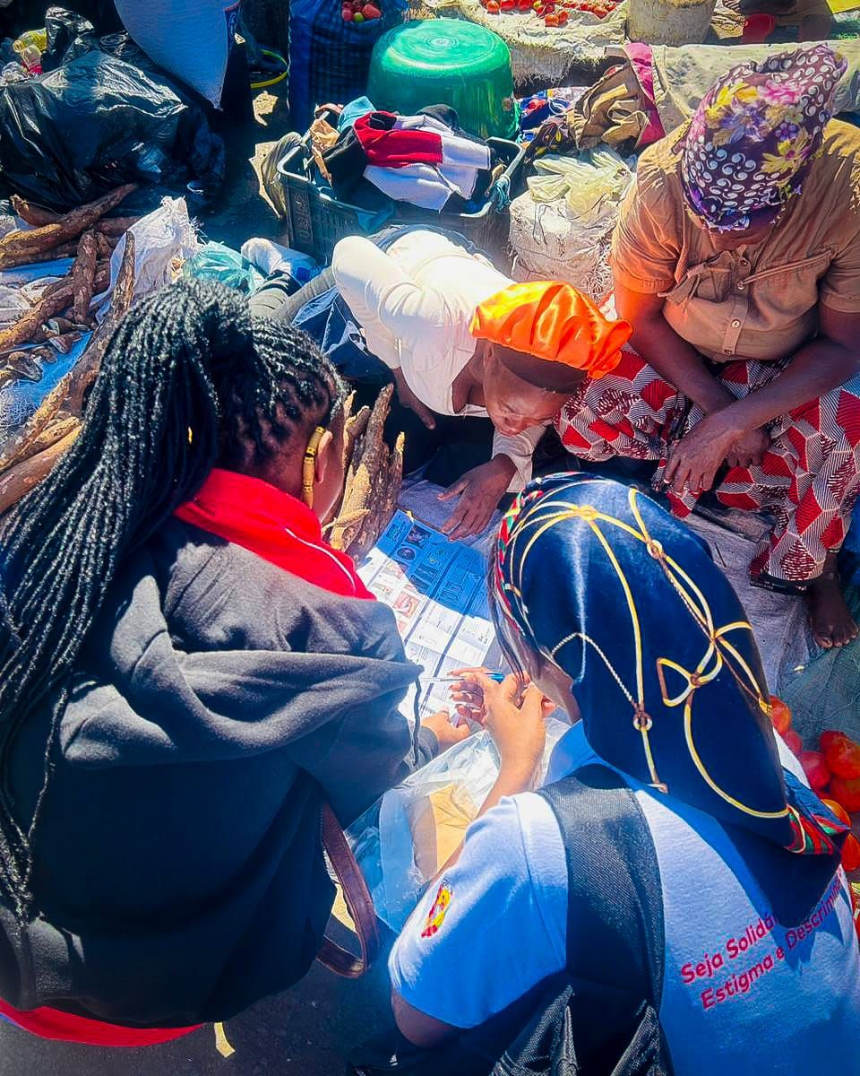Distribuição de preservativos e do ATHIV, Mercado Xiquelene - distrito de KaMaxakeni