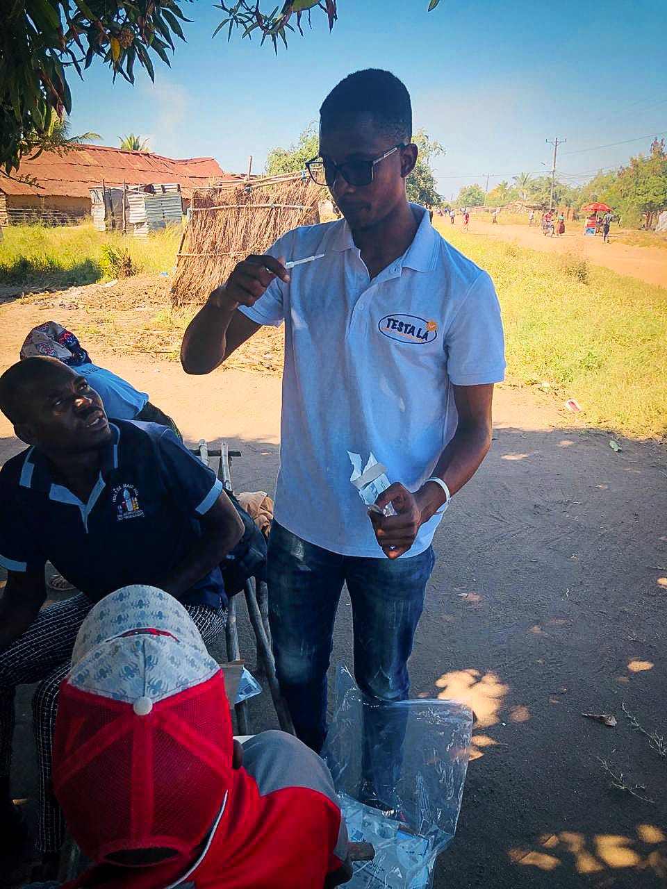 Visita porta a porta durante a distribuição de ATHIV em Nhamatanda