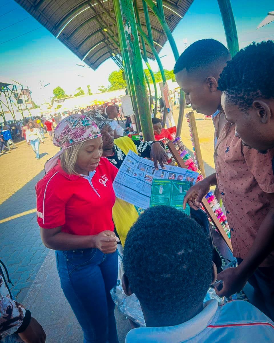Distribuição de preservativos e do ATHIV, Mercado Xiquelene - distrito de KaMaxakeni